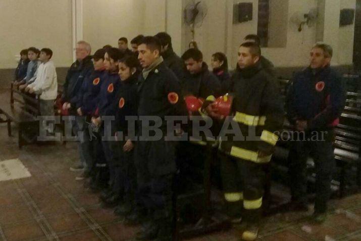 El personal del Cuerpo de Bomberos de Loreto recibió la bendición durante la misa dominical