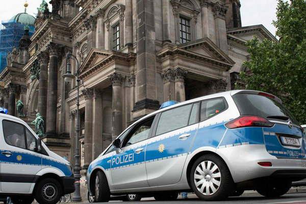 Hubo dos heridos entre ellos un policiacutea en un tiroteo producido en el interior de la Catedral de Berliacuten 