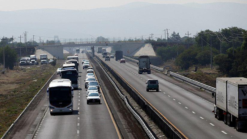 Insoacutelito- Un auto choca con un escritorio en plena autopista