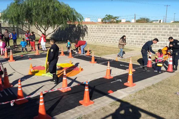 La charla sobre seguridad vial fue brindada a los niños del jardín del barrio 750 Viviendas