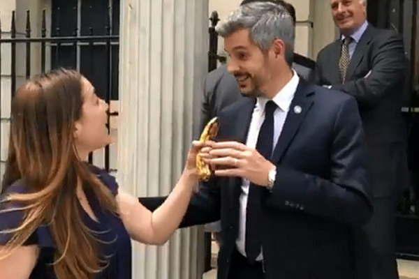 Le dieron una banana a Marcos Pentildea en intento de escrache en Nueva York