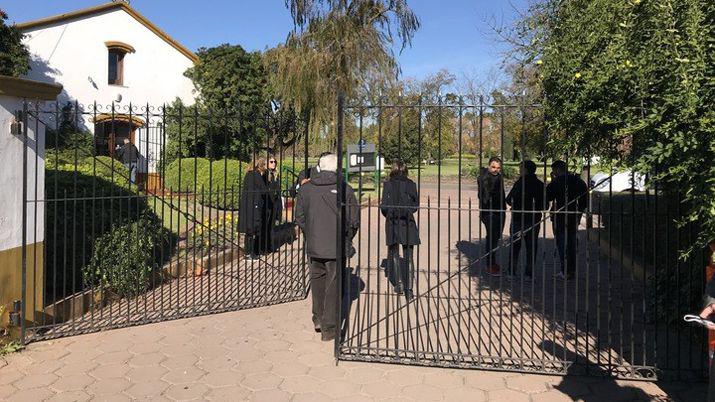 La reina Maacutexima despide a su hermana en el cementerio de Pilar