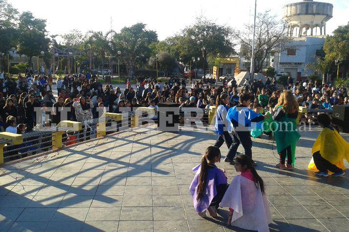 Desde las 930 de este sbado academias de baile artistas y cantantes se sumarn a la propuesta solidaria en la Plaza Belgrano Foto archivo