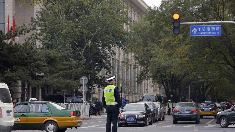 El tierno gesto de un policiacutea chino con un anciano