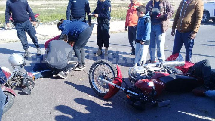 Motociclistas chocaron de frente y hay un herido de gravedad