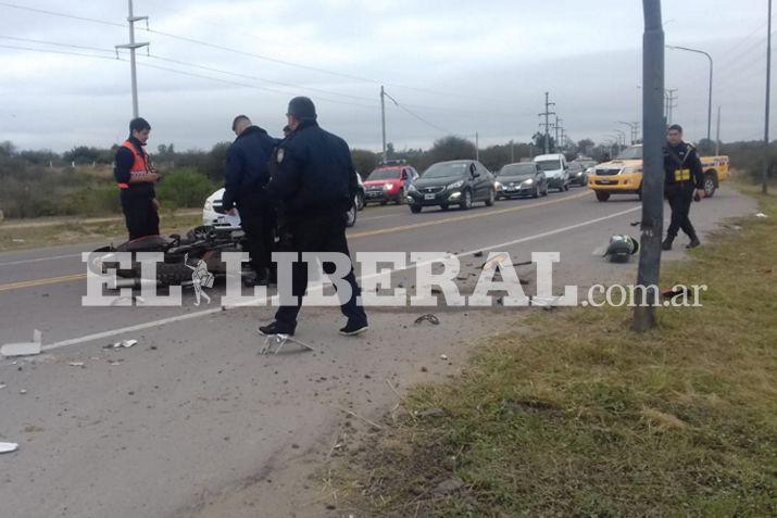 El damnificado se conducía en una moto tipo enduro la cual perdió el control y chocó violentamente contra un poste