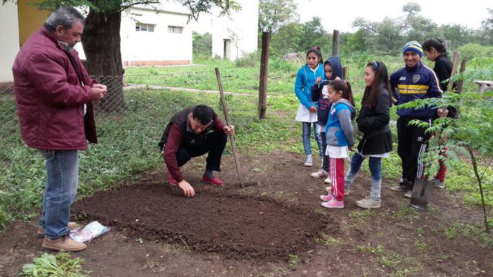 Teacutecnicos capacitan a alumnos en huertas y promueven la venta de leche de cabra