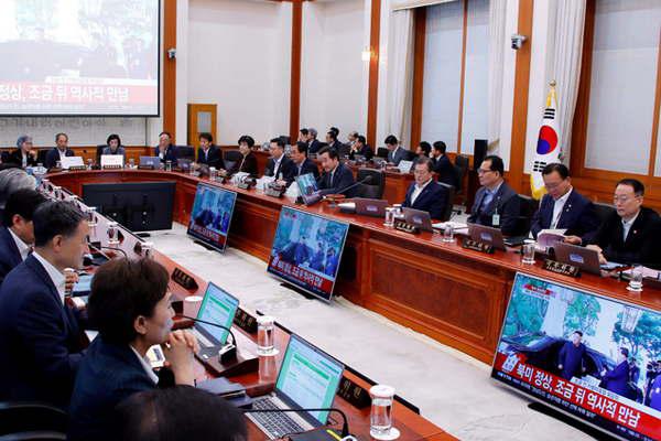 El presidente surcoreano Moon Jae-in se conmovioacute al ver la cumbre por televisioacuten