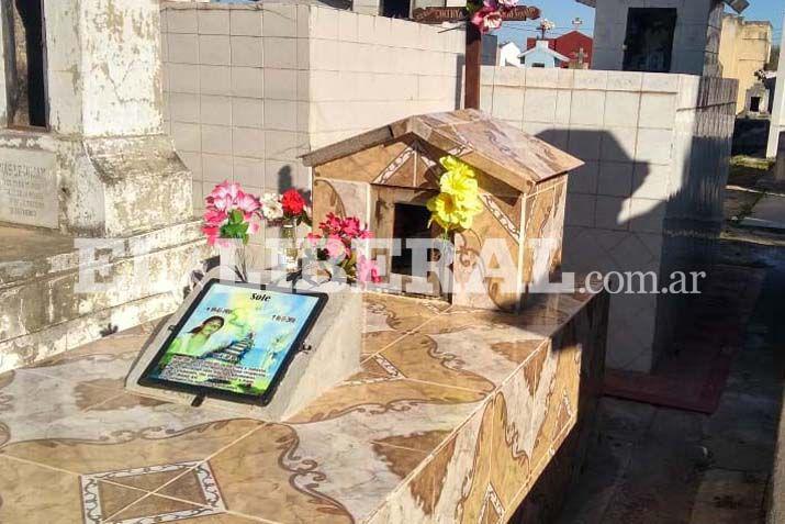 Inadaptados profanaron en el cementerio de Loreto la tumba de Cinthya Soledad Rojas fallecida a fines del 2016