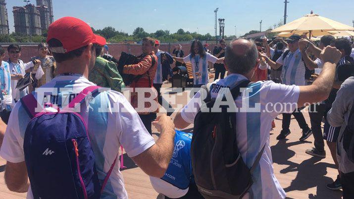 Los santiagueños en pleno baile