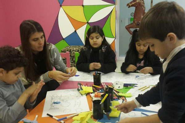 Dictaraacuten un taller para nintildeos sobre la Bandera nacion