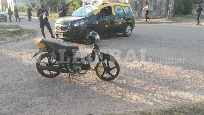 Viajaban cuatro en una moto y chocaron contra un auto