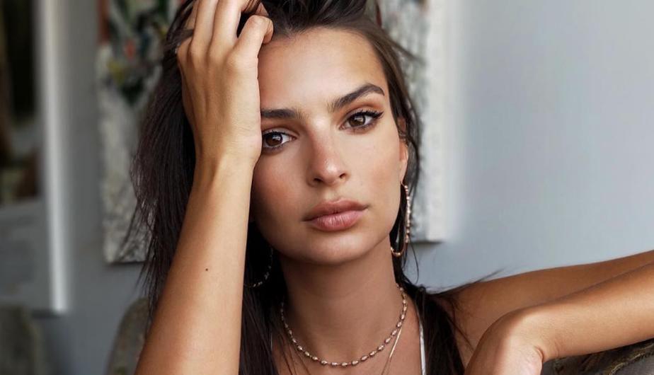 Emily Ratajkowski muy sensual en la playa