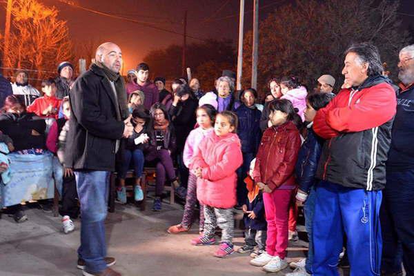 Mantuvieron sendas reuniones en tres barrios bandentildeos