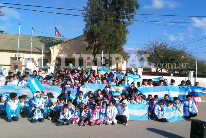 Los colores celeste y blanco llenaron al edificio de la Escuela 971 Teresa Fabrini para después trasladarse a las calles de Los Telares