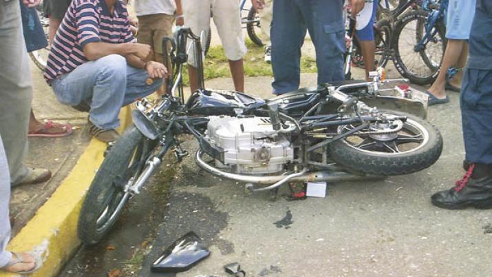 Motociclista grave tras chocar contra una camioneta