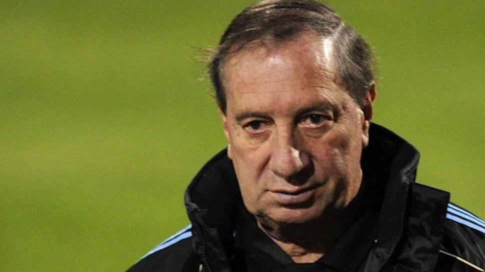 Carlos Bilardo fue internado otra vez y se encuentra delicado