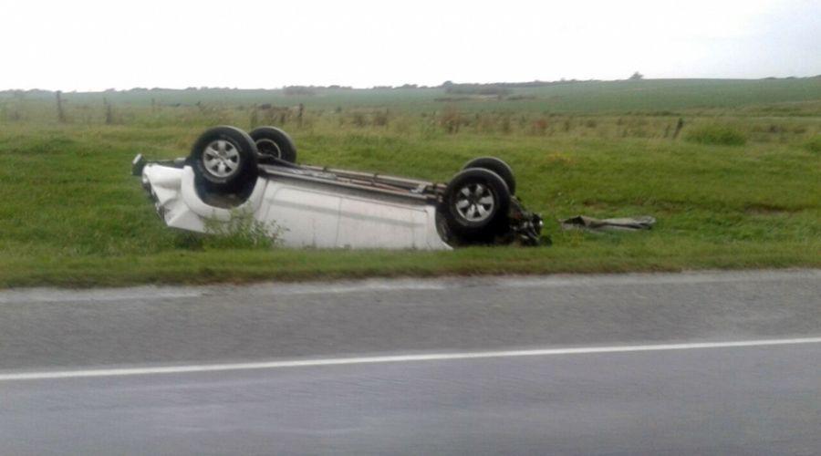 Camioneta volcoacute sobre Ruta 98 cerca de Bandera