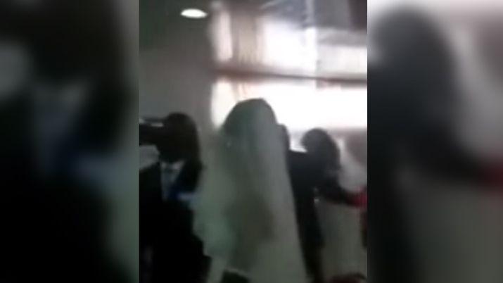 VIDEO  Se puso un vestido de novia y fue a la boda de su amante