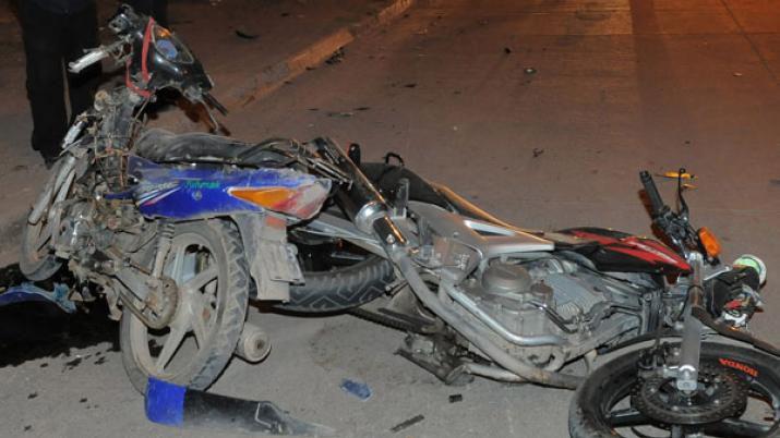 Dos joacutevenes heridos tras un choque de motocicletas