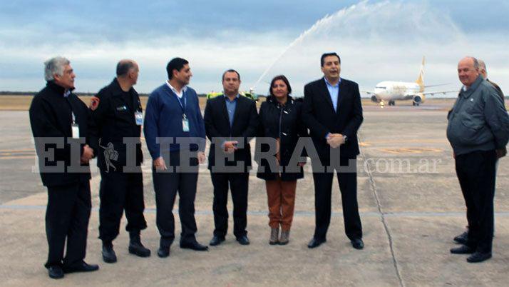 Arriboacute al aeropuerto de la Capital el primer vuelo de Flybondi