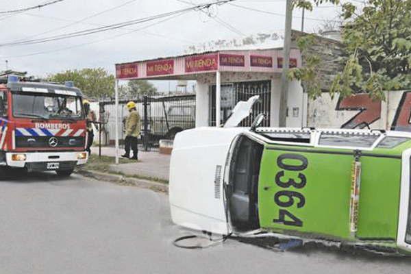 Remisero perdioacute el control de su Fiat Uno y terminoacute protagonizando un brutal vuelco