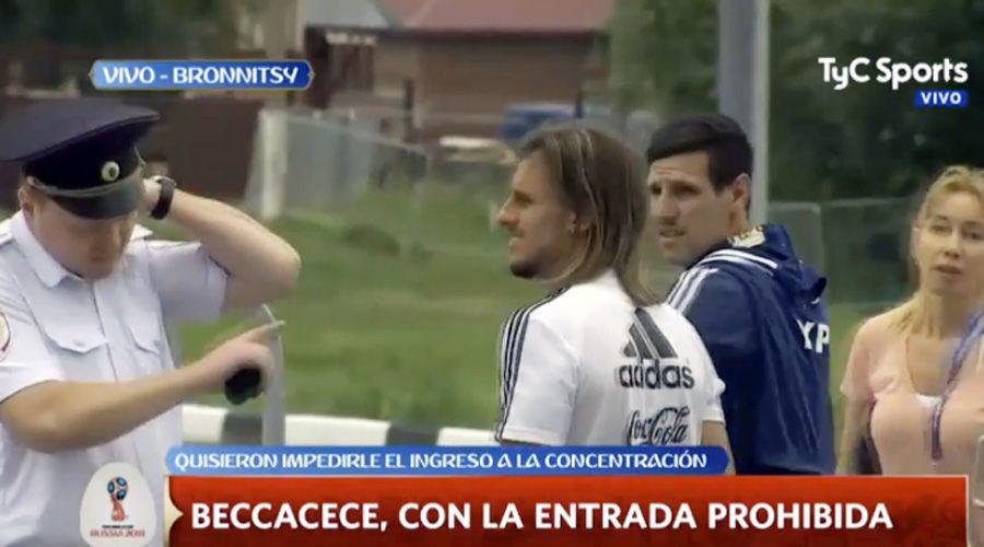 Video  La policiacutea retuvo a Sebastiaacuten Beccacece en la entrada del buacutenker de la seleccioacuten