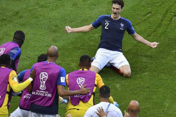 La emocioacuten del franceacutes Benjamiacuten Pavard