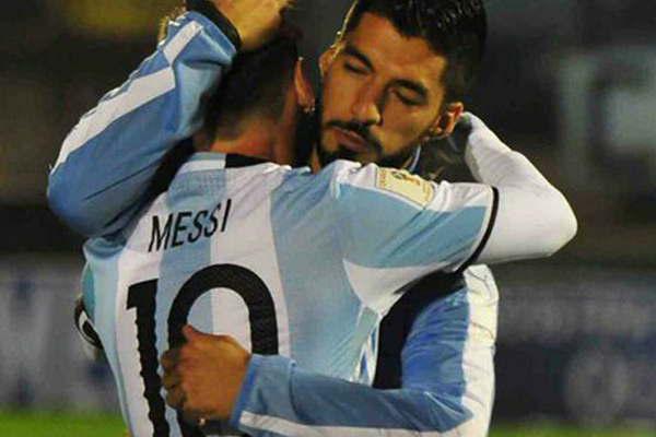 Luis Suaacuterez confirmoacute que llamoacute a su amigo Messi tras la eliminacioacuten albiceleste