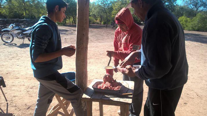 Capacitan a productores en la elaboracioacuten de chacinados caseros