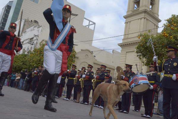 El desfile ciacutevico militar coronoacute los festejos por el Diacutea de la Independencia 