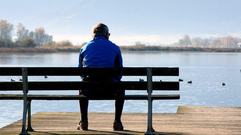 La conmovedora historia de un hombre que se sienta frente al mar con el retrato de su esposa