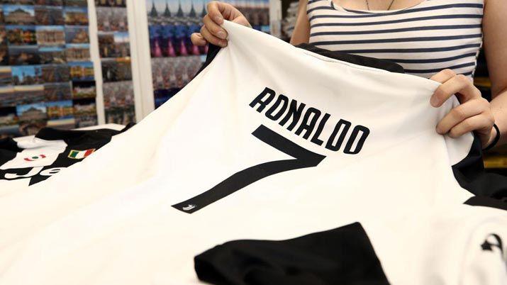 En un diacutea la Juve recaudoacute la mitad del pase de CR7 con la venta de camisetas