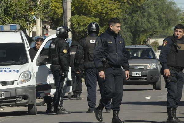 Interceptan a motociclista y le arrebatan cartera con 800 un celular y documentos