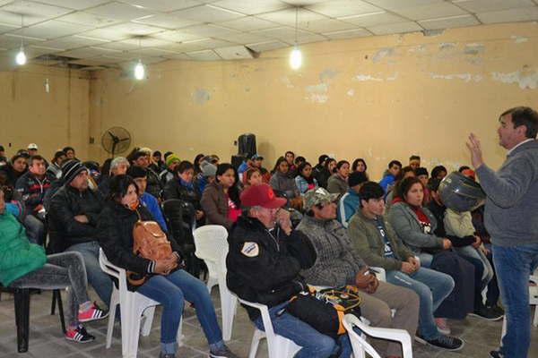 En el SUM de la terminal de Antildeatuya se realizoacute una jornada de capacitacioacuten vial