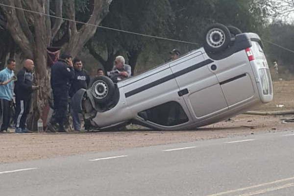 Conductor de un utilitario sufrioacute lesiones tras volcar