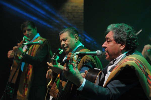 Los Manseros Peteco y Horacio Banegas en la celebracioacuten central de la ciud