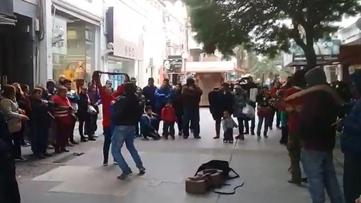 Video- la peatonal se convirtioacute en pista de baile para zambas