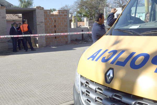 Descubrieron a un carpintero muerto y desnudo en su ca