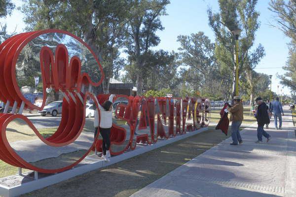 Todos quieren fotografiarse con el cartel de Santiago