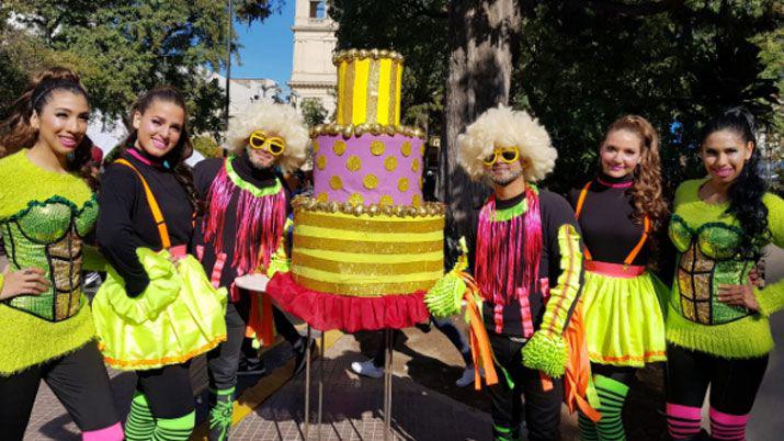 Imaacutegenes  Santiago se vistioacute de colores con maacutes de 600 artistas