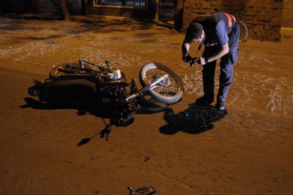 Motociclista se salvoacute de milagro  al ser embestido por un automoacutevil 