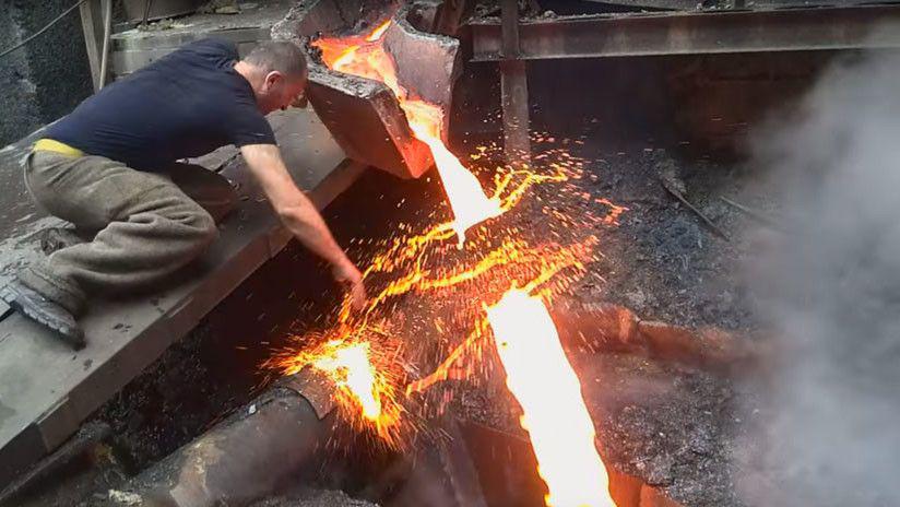 Increiacuteble- Un hombrero mete la mano en metal fundido sin causarse dantildeo