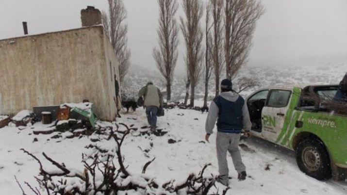 Tratan de rescatar a una familia que quedoacute varada por la nieve