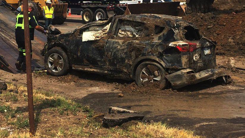 Un auto es tragado repentinamente por la tierra en plena calle