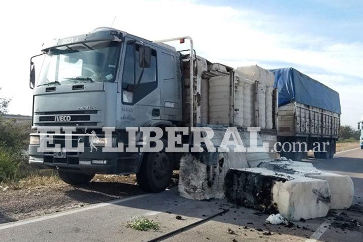 Con la ayuda de otras personas el conductor logró retirar del camión los fardos que se estaban quemando