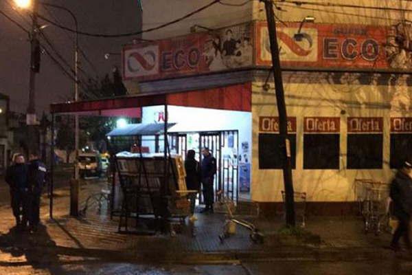 Policiacutea de servicio matoacute a ladroacuten tras un asalto  a supermercado chino 