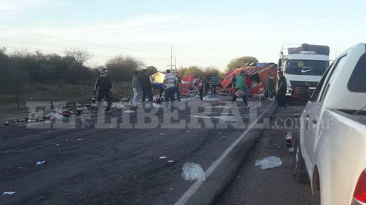 Violento vuelco de un acoplado cargado con gaseosas