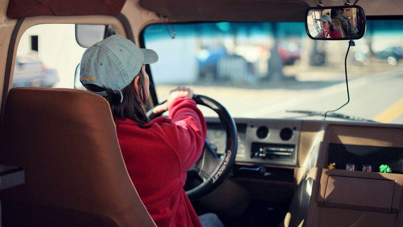 Ayudaba a una mujer a estacionar su auto y terminoacute aplastado