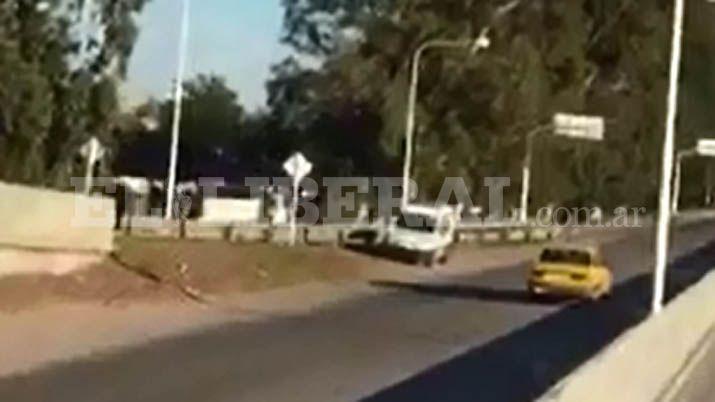 VIDEO  Manejoacute en contramano y un policiacutea distraiacutedo no lo vio